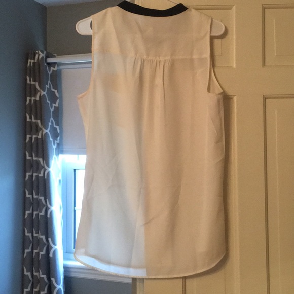 Black and white sleeveless button down - Picture 4 of 4